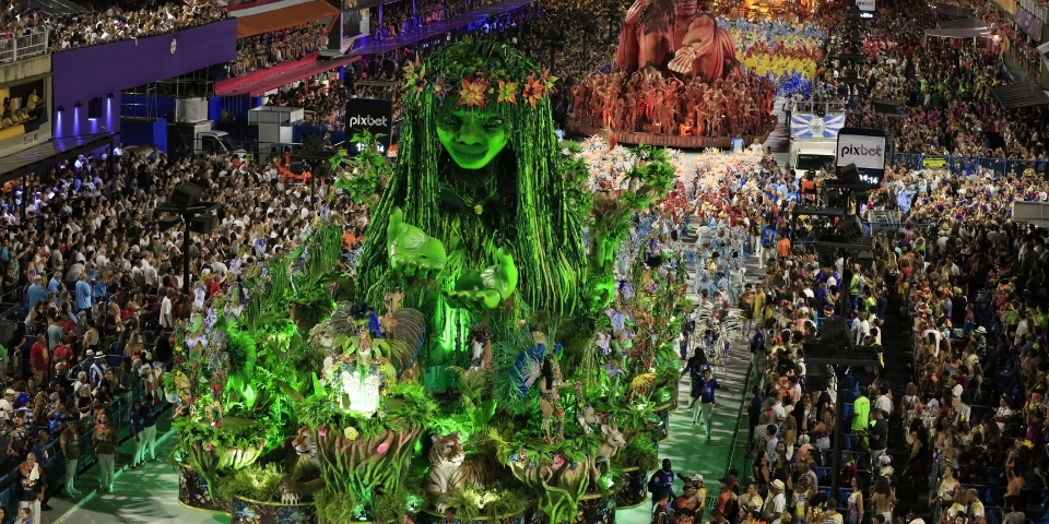 Pacote Carnaval Rio 2027: Desfile das Campeãs com Transporte e Kit Folião