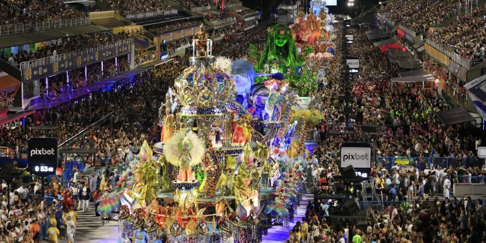 Pacote Carnaval Rio 2027: Grupo Especial Segunda com Transporte e Kit Folião