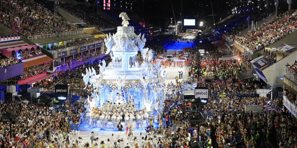 Pacote Carnaval Rio 2027: Grupo Especial Domingo com Transporte e Kit Folião