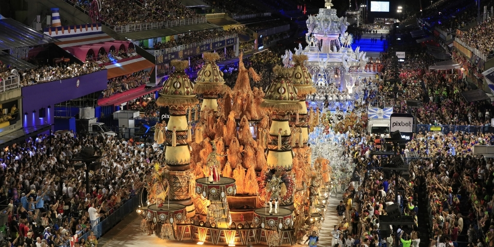Pacote Carnaval Rio 2027: Grupo Especial Terça com Transporte e Kit Folião